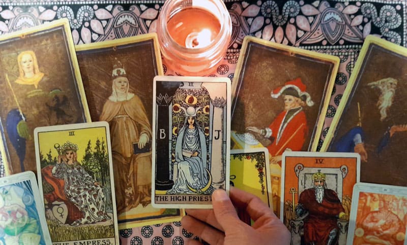 Juego de cartas de tarot sobre mesa para entender a los arcanos mayores
